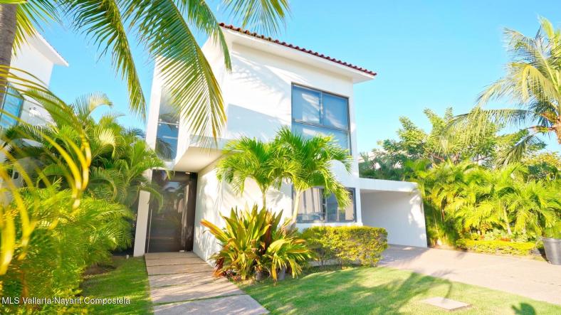 Houses in 07 paseo de los lagos  