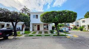 Houses in 100 Arrecife Isla Verde  