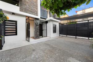 Houses in 103-105 GOLONDRINA  