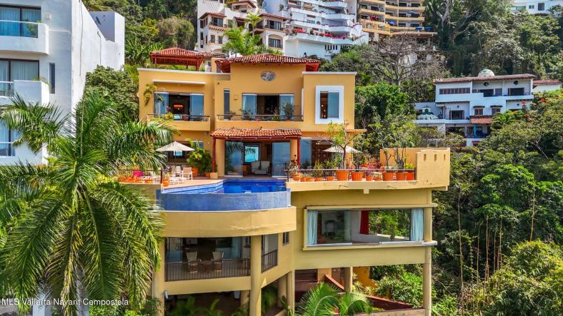 Houses in 105 Paseo de las Conchas Chinas  