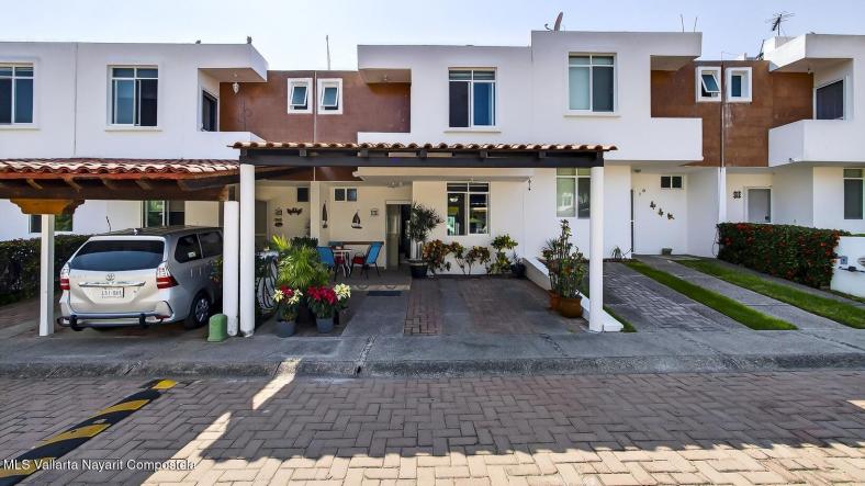 Houses in 302 Avenida del Mar  