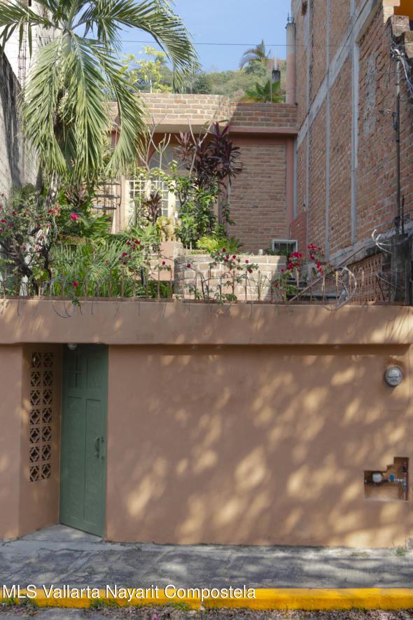 Houses in 121 La Rivera  