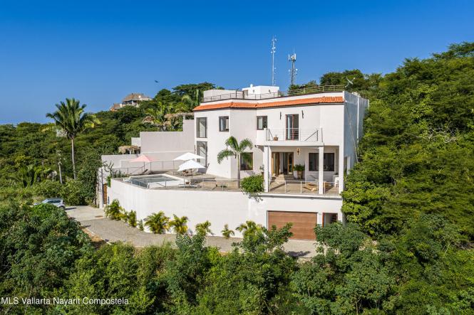 Houses in 126 CALLE NANZAL  