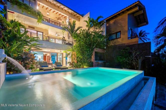 Houses in 127 Calle Las Palmas  