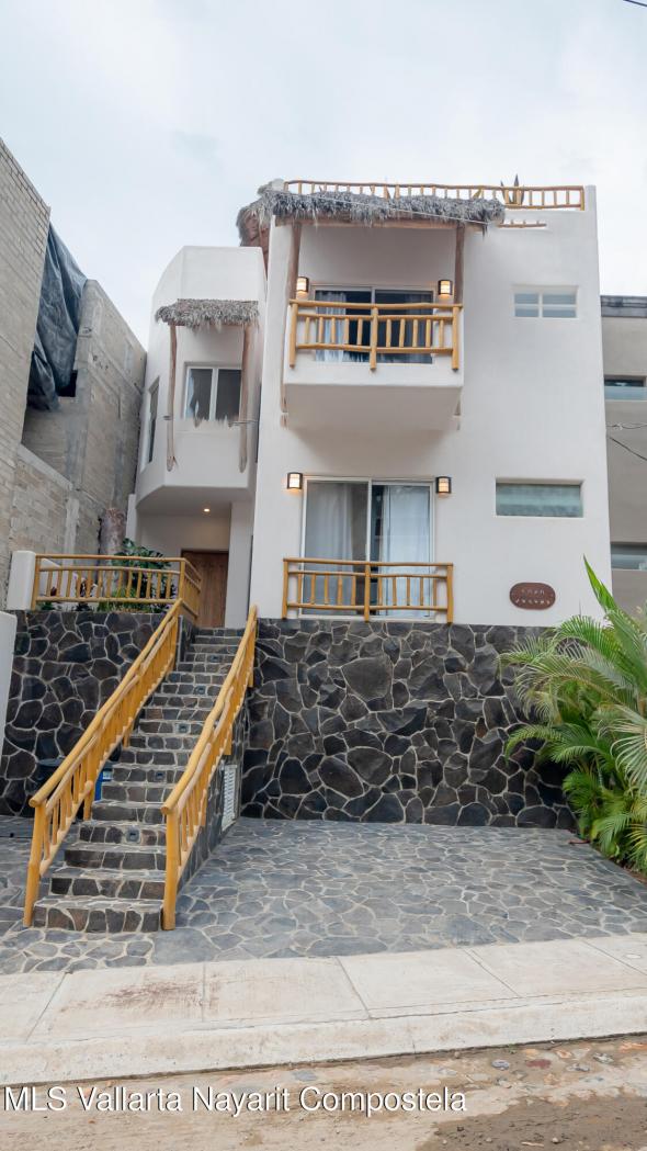 Houses in 129 Calle Chiripa  