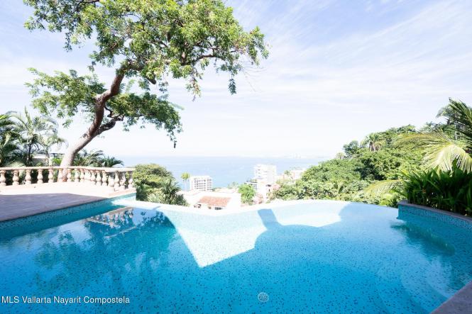 Houses in 135 Paseo de las Conchas Chinas  