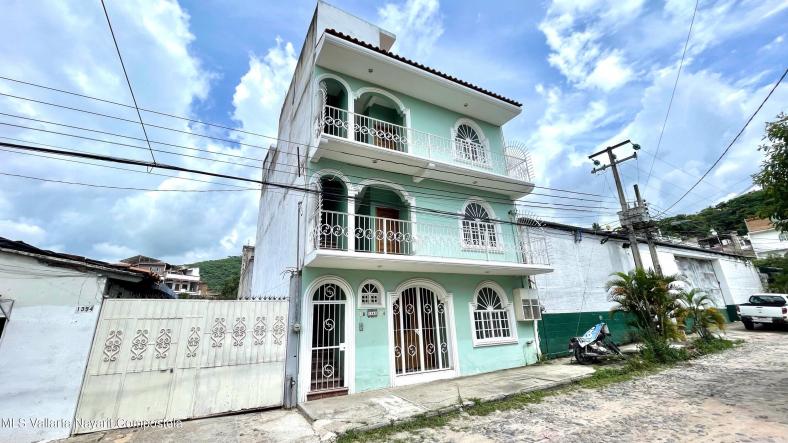 Houses in 1382 Belice  