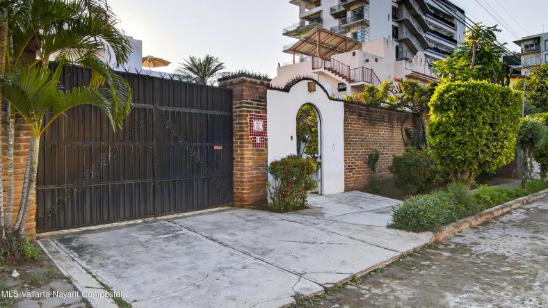 Houses in 14 Carmen Serdan y Fco I Madero  