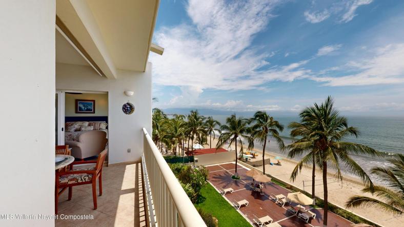 Condos in 800 BOULEVARD COSTERO  