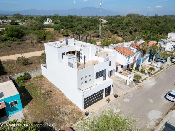 Houses in 141 C. Arbol Del Coral  