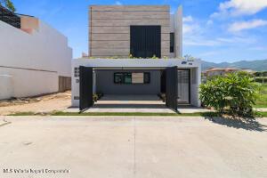 Houses in 158 LAGO DEL OSO  