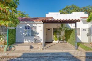 Houses in 165 Paseo de Atenea  