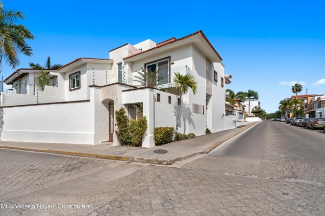 Houses in 171 Melchor Ocampo  