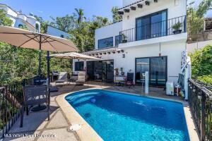 Houses in 181 Candida Azucena  