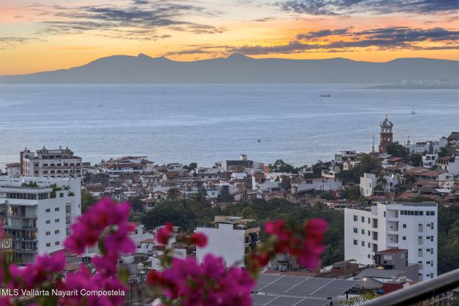 Condos in 449 Naranjo  