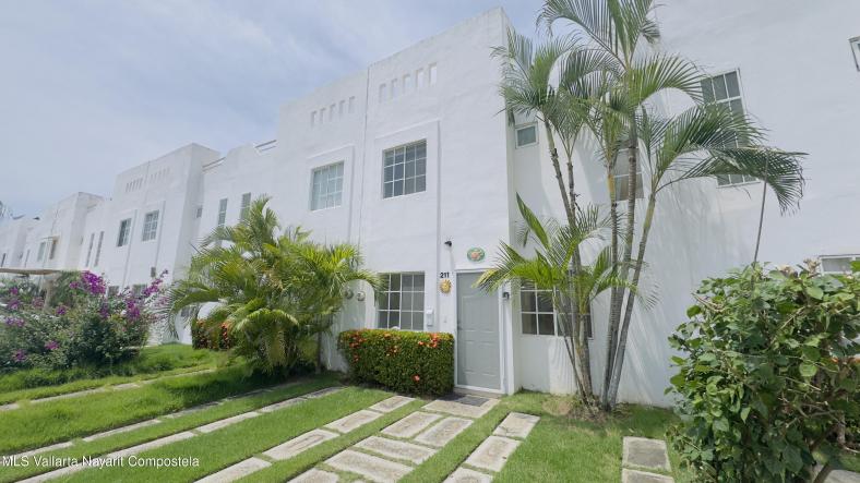 Houses in 211 Paseo de Hermes  