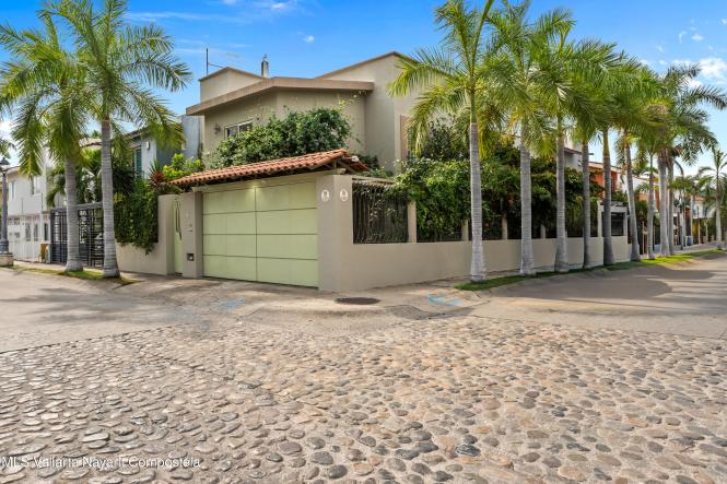 Houses in 217 Lago Victoria  