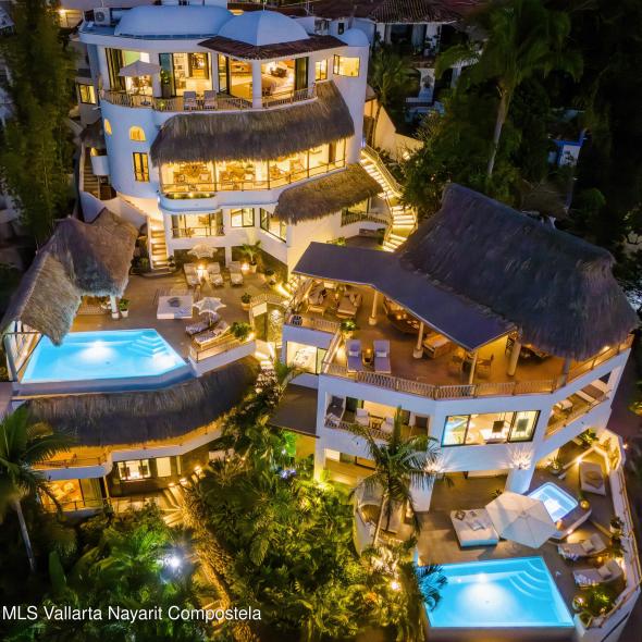 Houses in 228 C. Gardenias  