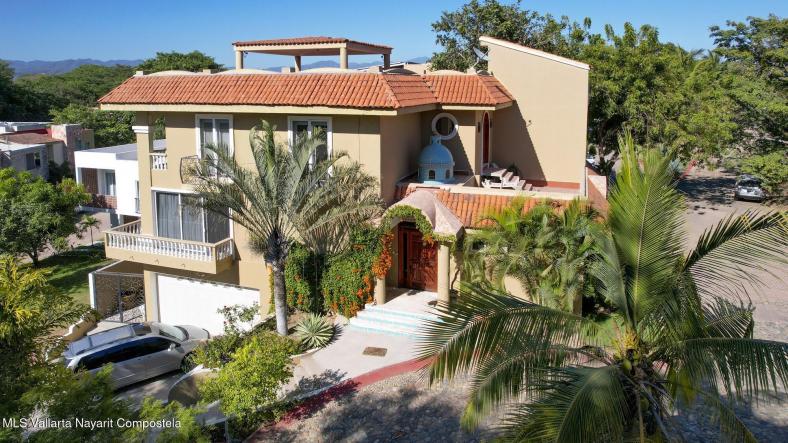 Houses in 24 Refugio Laguna  