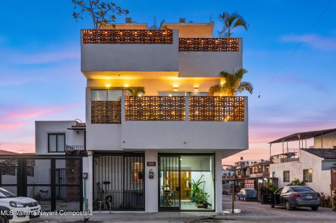 Houses in 675 Av. Fresnos  