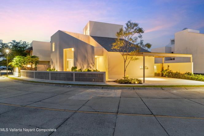 Houses in 27 Circuito de los Sauces  