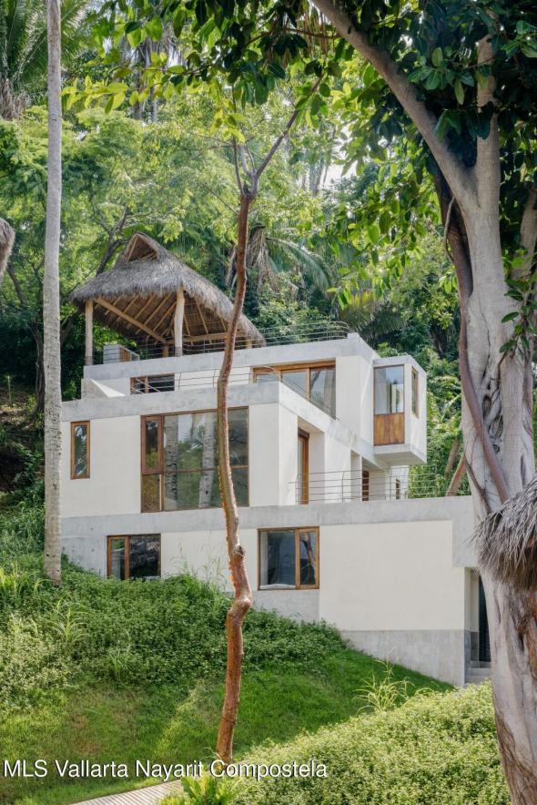 Houses in 28-B Chiripa  