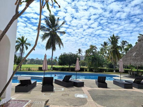 Houses in 200 Pelicanos  