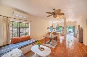 Houses in 3 Juan Escutia  