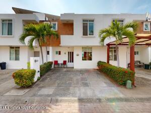 Houses in 301 Av. Del Mar  