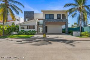 Houses in 153 Avenida Mexico  