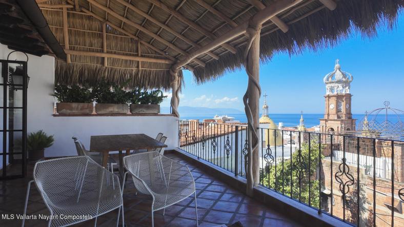 Houses in 320 iturbide  