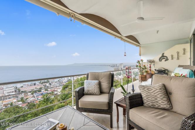 Condos in 823 Lirios  