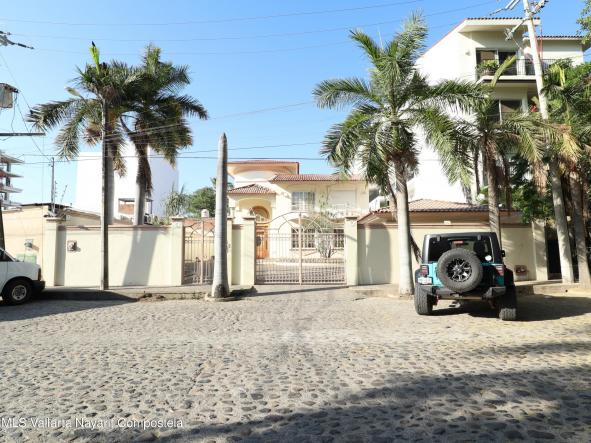 Houses in 351 Palm Springs  