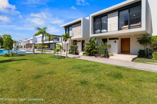 Houses in 258 Blvd. Paseo de los Cocoteros 63732 