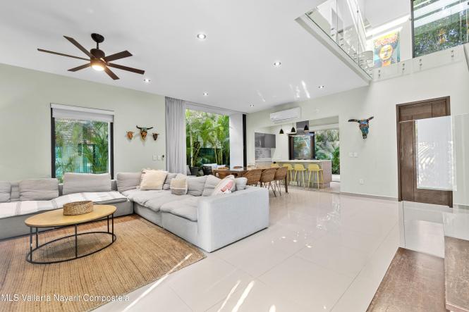 Houses in 22 Paseo de las Flores  