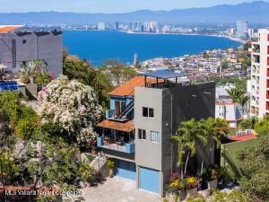 Houses in 297 Gardenias  