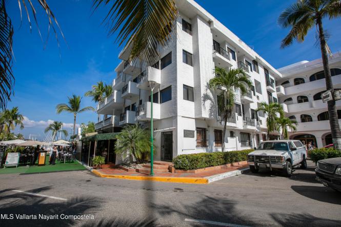 Commercial in S/N Boul de Nay. esq. Fco I Madero  