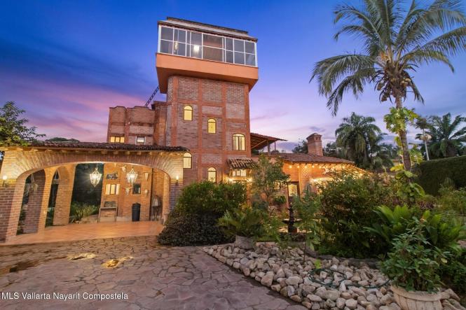 Houses in 40 Jesus Cervantes  