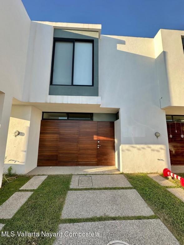 Houses in 520 Calle Joaquin Amaro  