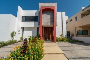 Houses in 49 ROSA MORADA  