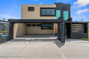 Houses in 5 A Avenida Rinconada de Banderas  