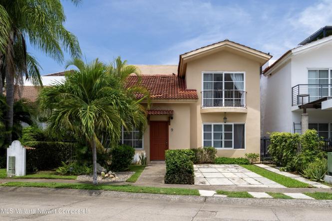 Houses in 5 Circuito de los Sauces  