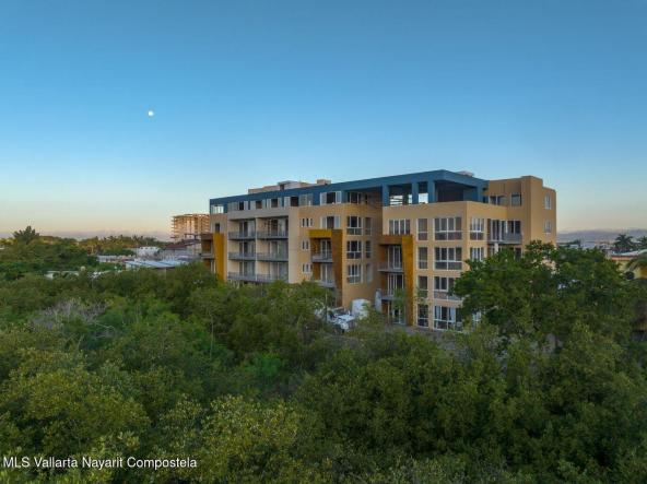 Condos in 154 Industrias St 