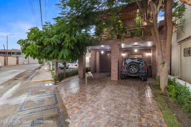 Houses in 576-E Av. Mexico  