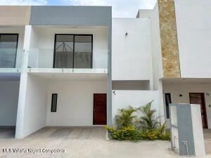 Houses in 499 Avenida Palmares  