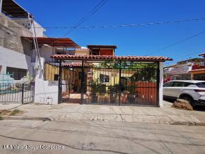 Houses in 627 Rosa Morada  