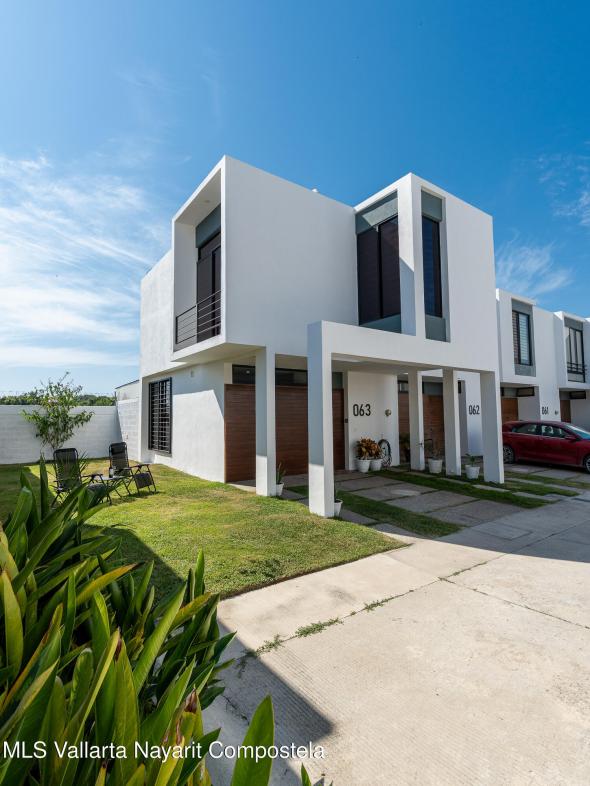 Houses in 520 Joaquin Amaro  