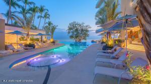 Condos in 829 Av. de los Picos  