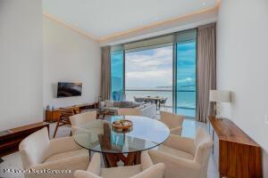 Condos in 190 Boulevard Costero  