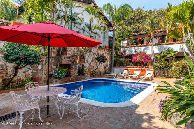 Condos in 215 Las Garzas Av. 